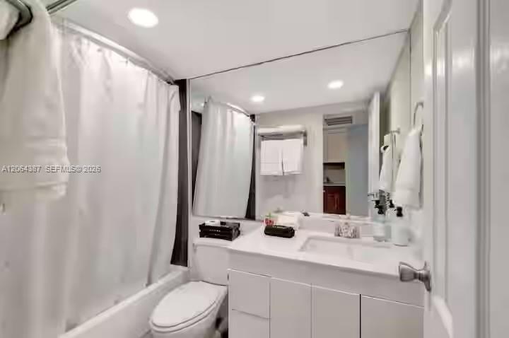 19201 Collins Avenue 540 Property Photo 14