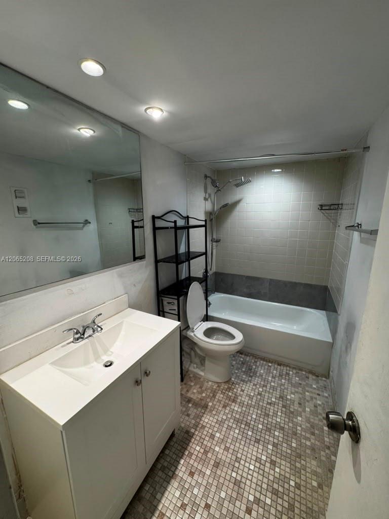 555 Ne 123rd Street 215-d Property Photo 8