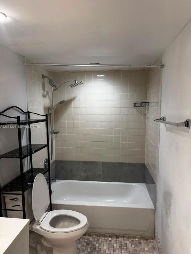 555 Ne 123rd Street 215-d Property Photo 9