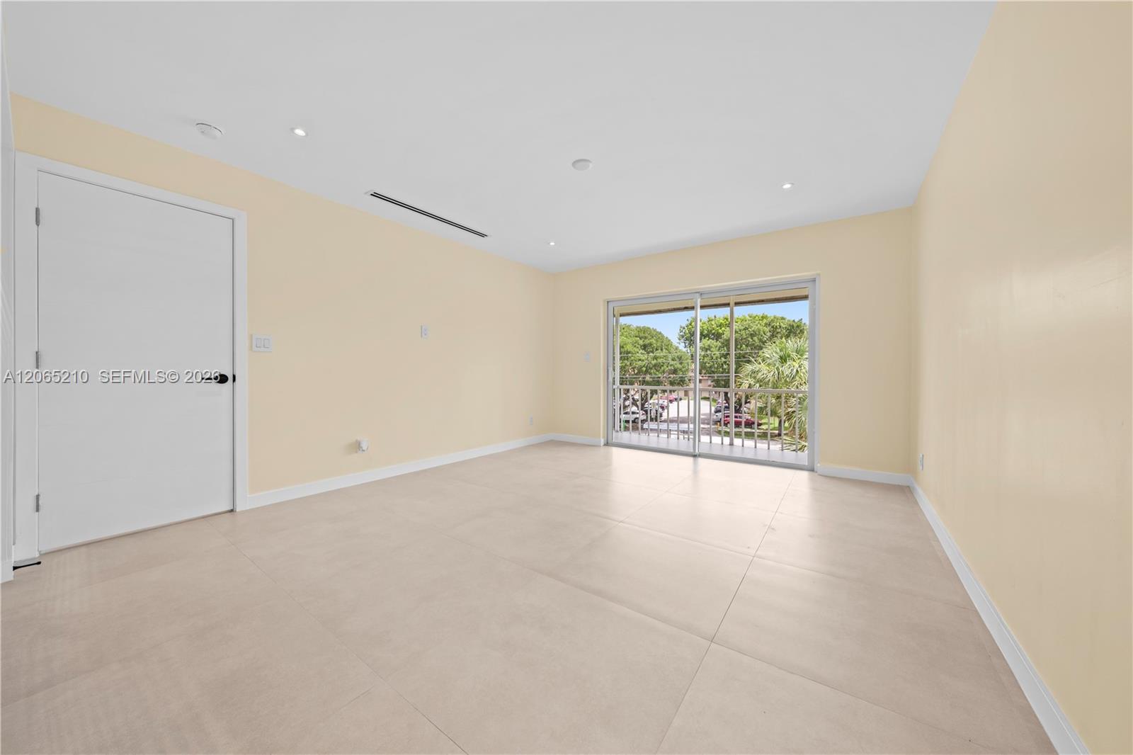 1400 Ne 191st Street 305 Property Photo 11