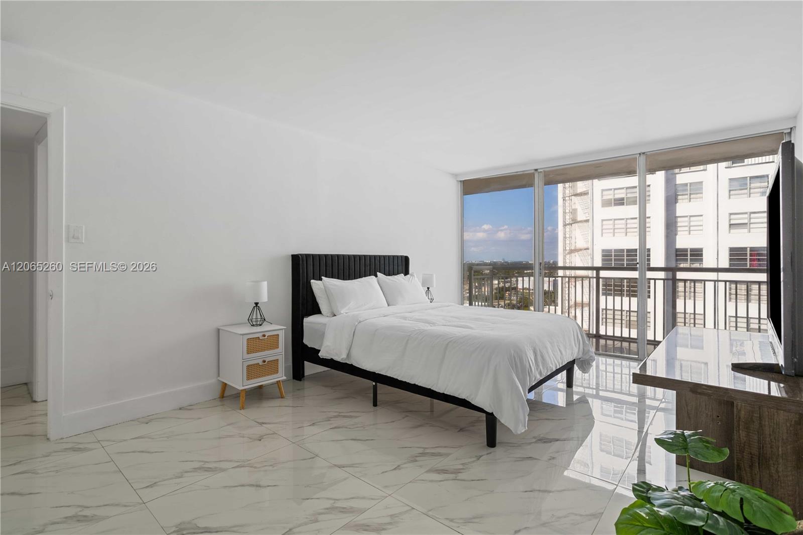 18051 Biscayne Boulevard 1904-1 Property Photo 11