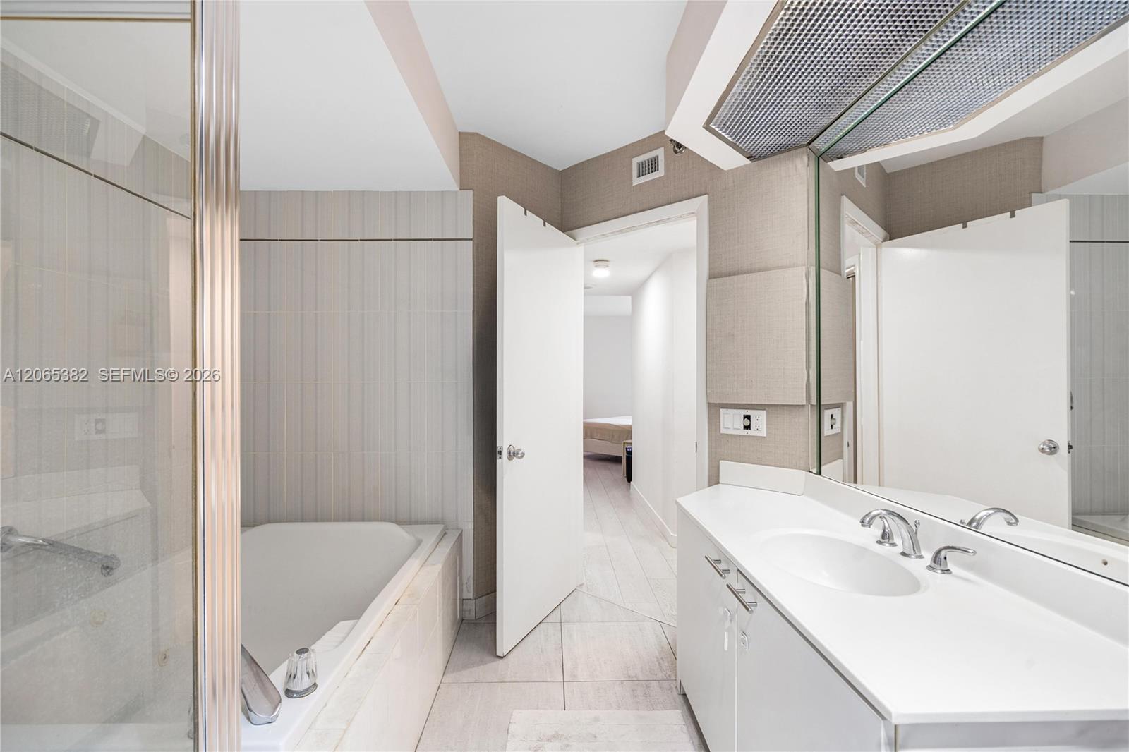 20185 E Country Club Drive 604+den Property Photo 15