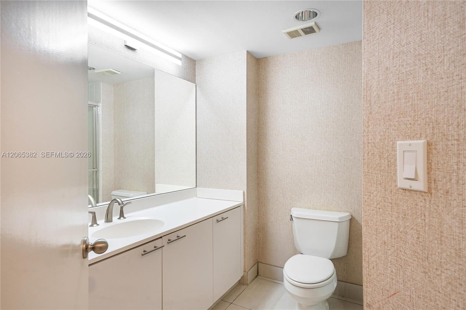 20185 E Country Club Drive 604+den Property Photo 22