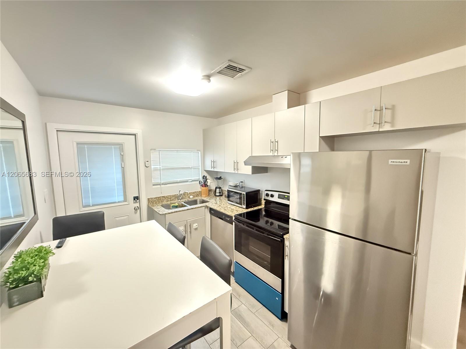1604 Sw 9th Street B Property Photo 2