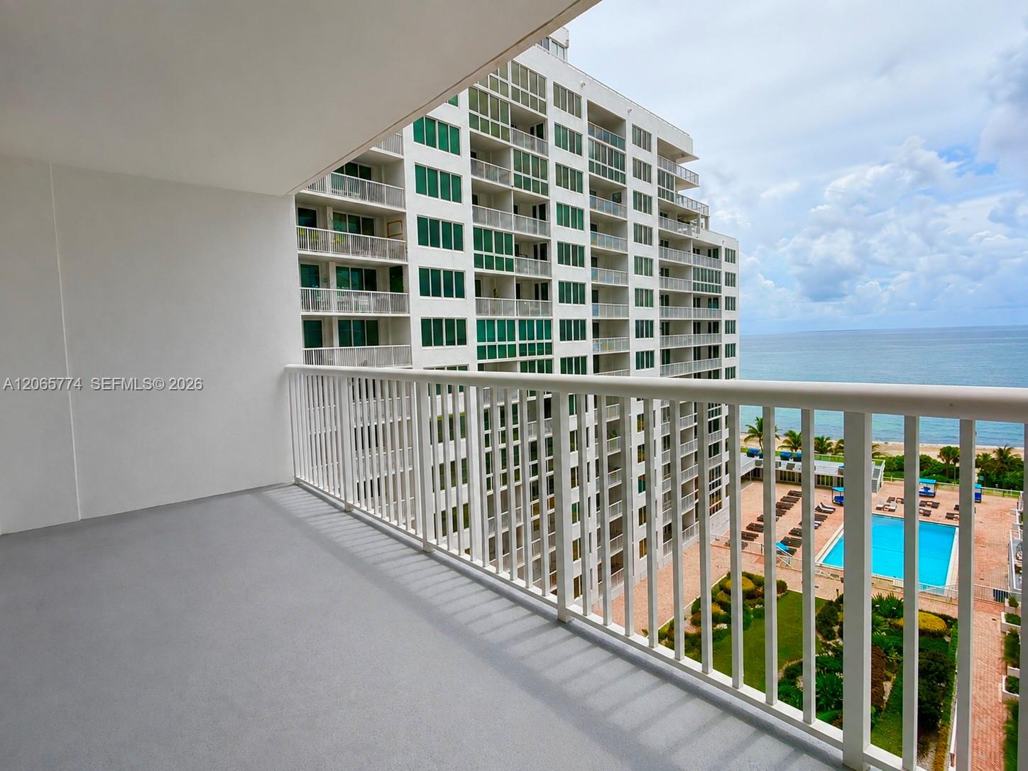 5401 Collins Avenue 832 Property Photo 3