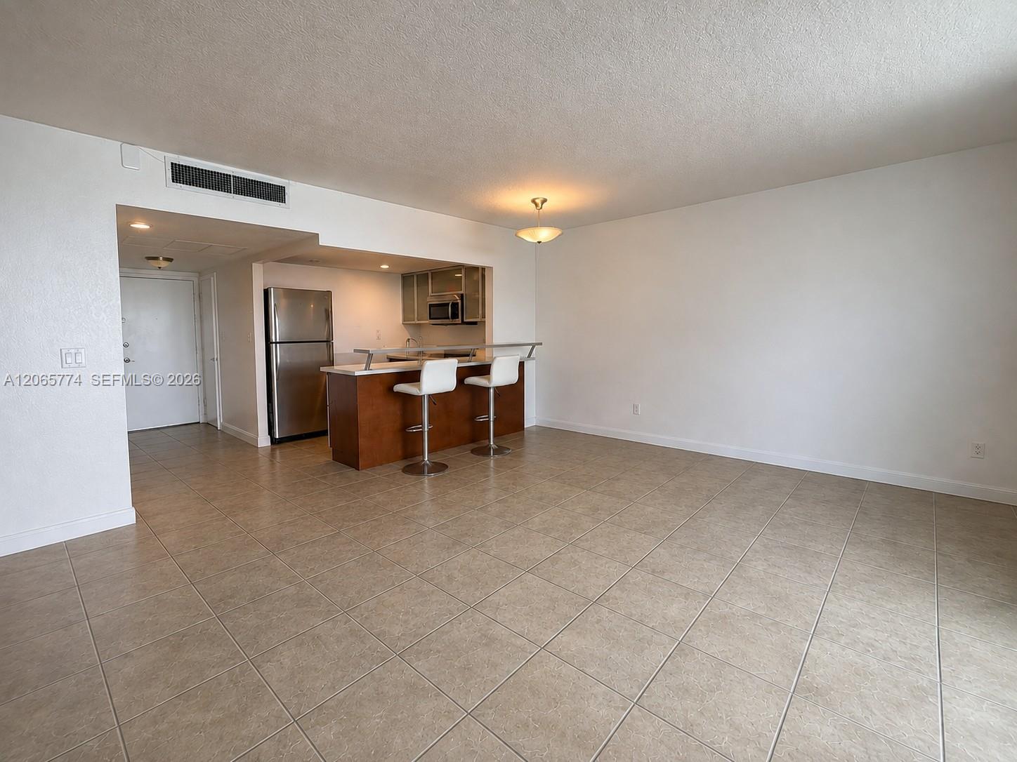 5401 Collins Avenue 832 Property Photo 6