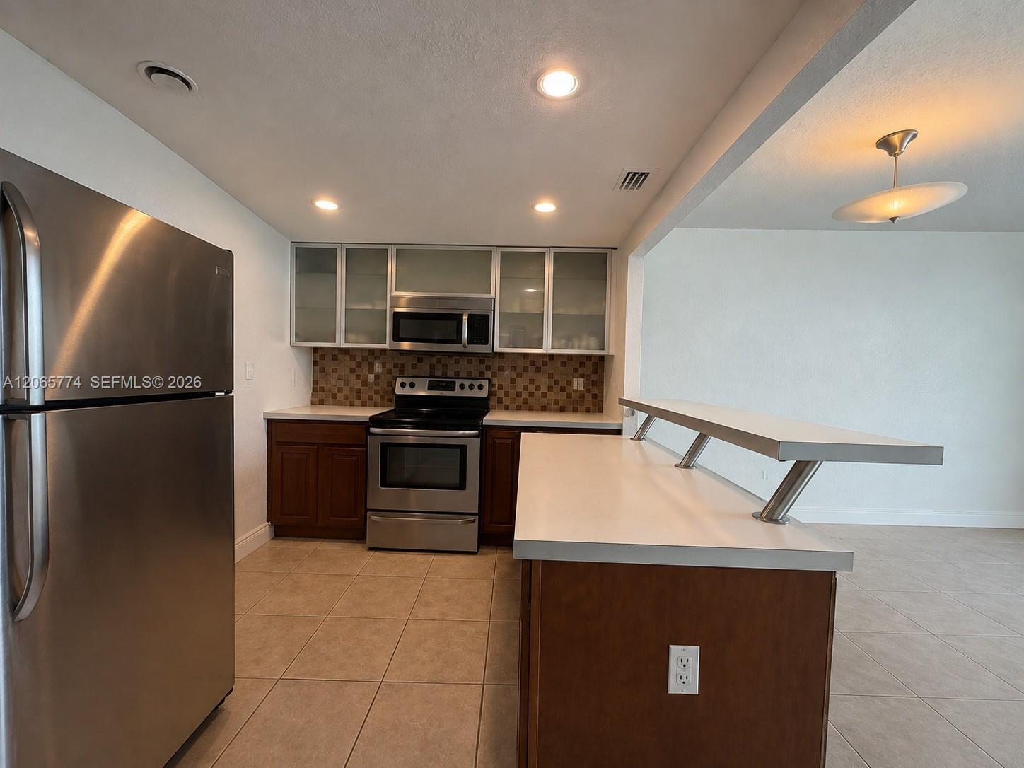 5401 Collins Avenue 832 Property Photo 7