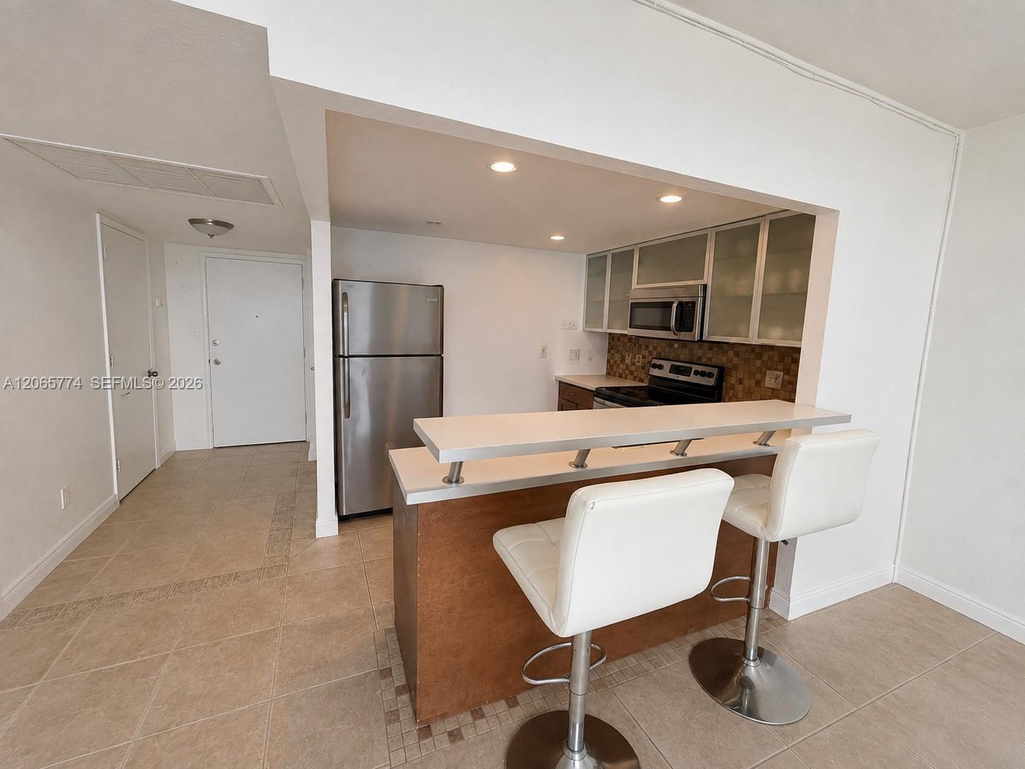 5401 Collins Avenue 832 Property Photo 8