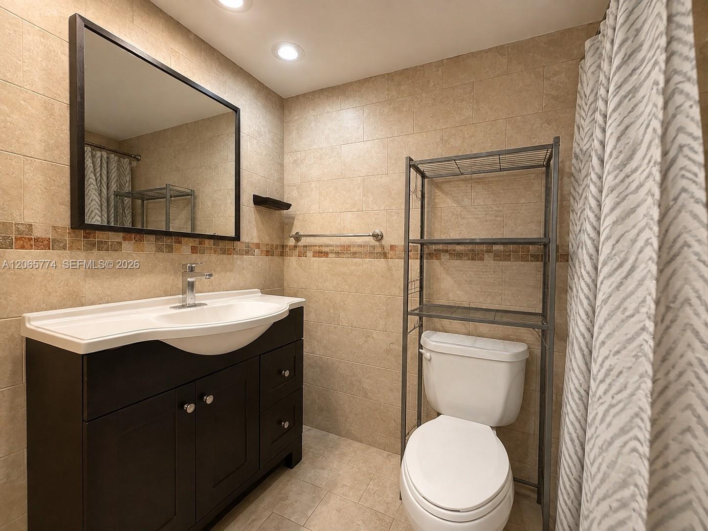 5401 Collins Avenue 832 Property Photo 9
