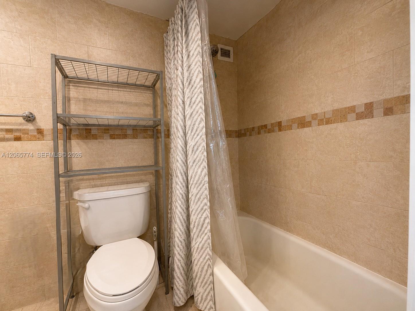 5401 Collins Avenue 832 Property Photo 10