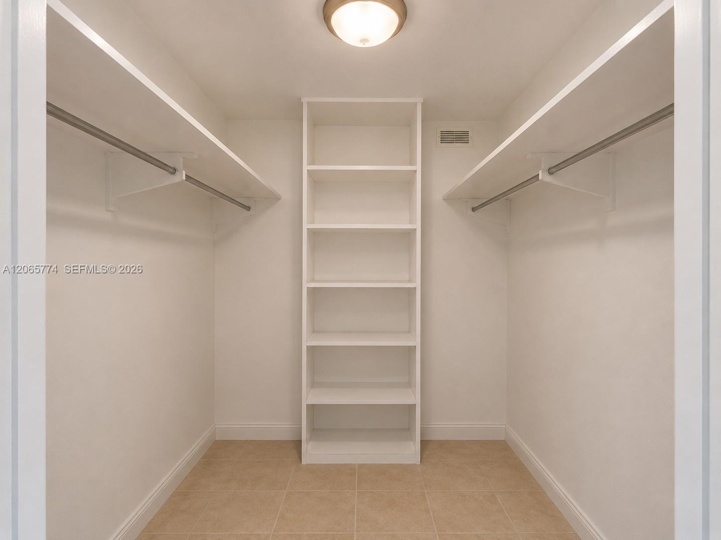 5401 Collins Avenue 832 Property Photo 11