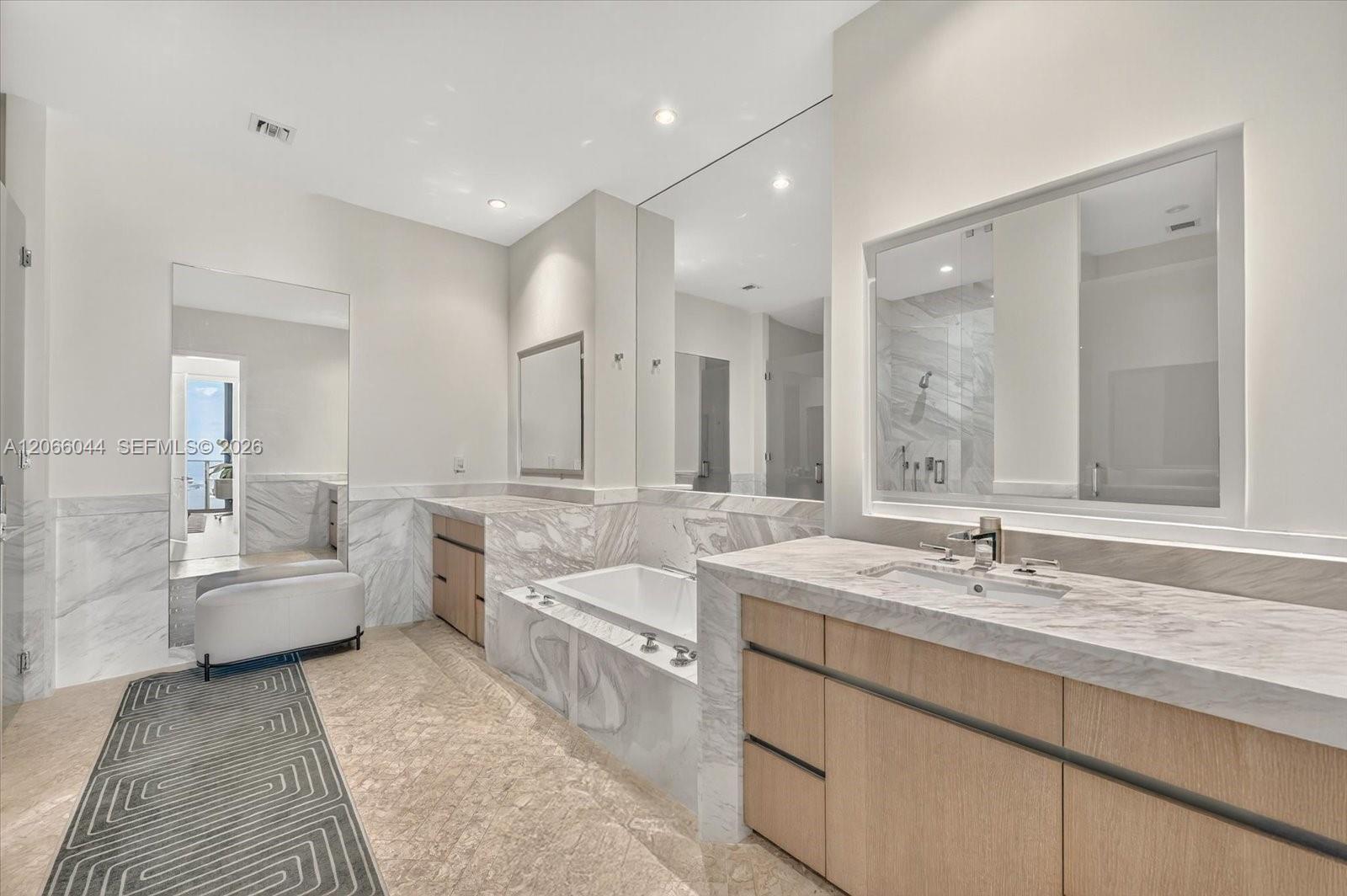 2821 S Bayshore Drive 11b Property Photo 10