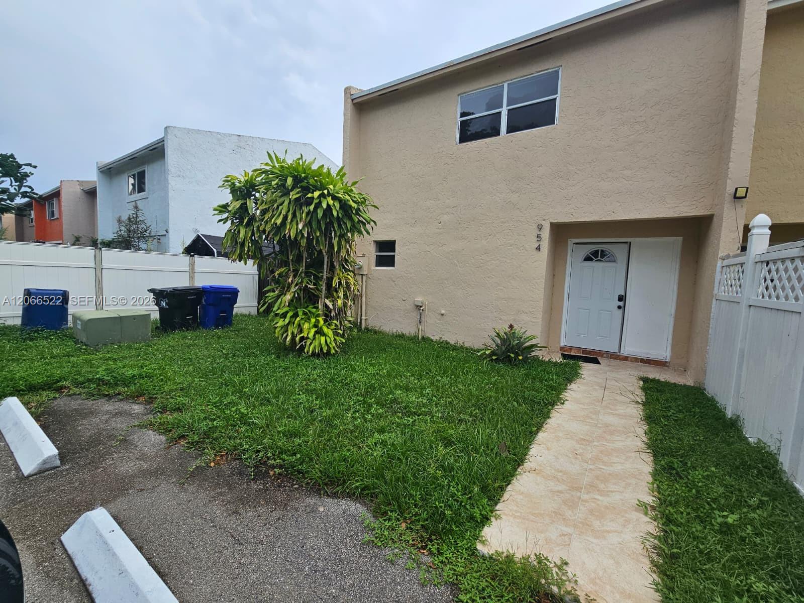 954 Sw 74th Avenue Property Photo 1