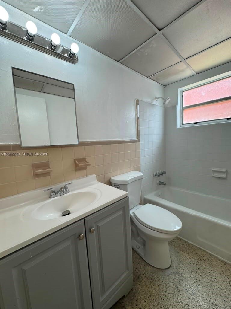 735 W 15th Street 4 Property Photo 1
