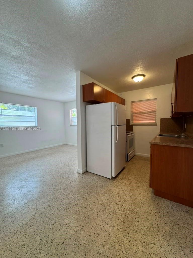 735 W 15th Street 4 Property Photo 2