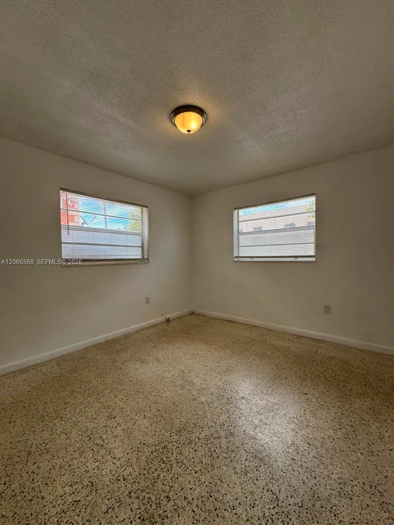 735 W 15th Street 4 Property Photo 4