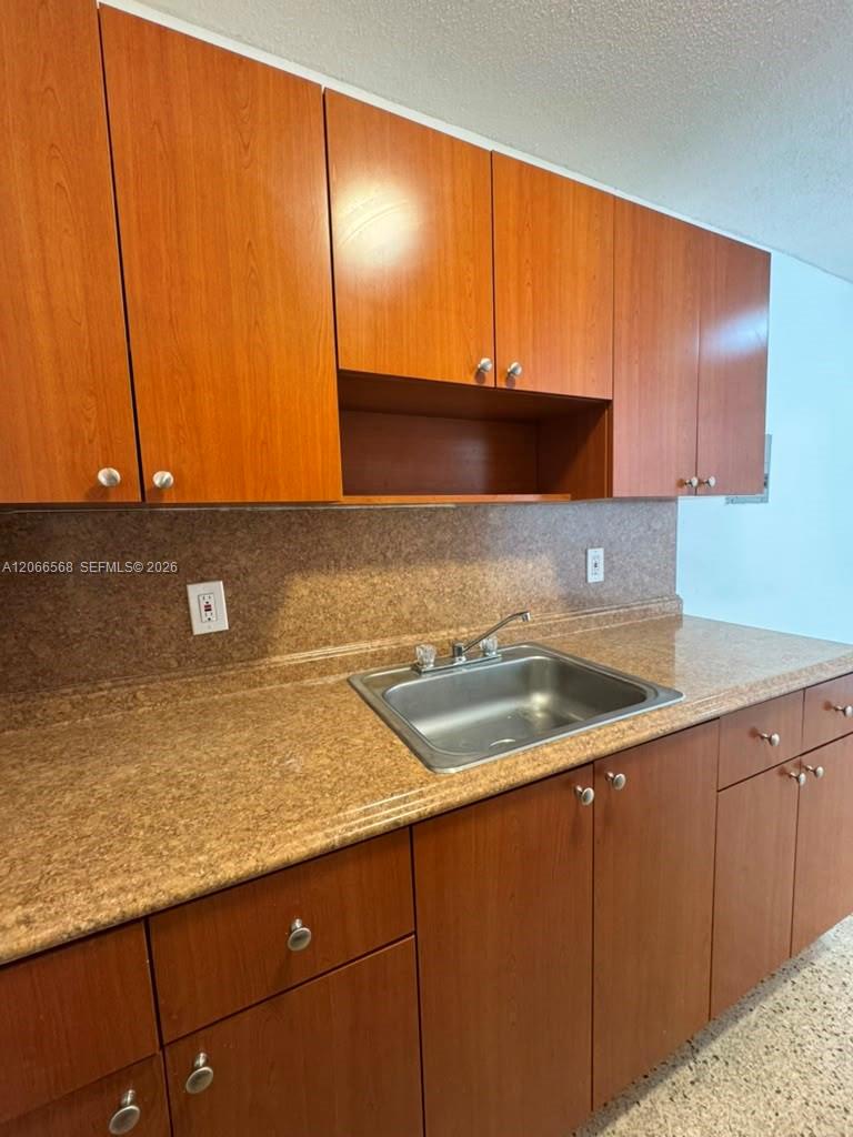 735 W 15th Street 4 Property Photo 7