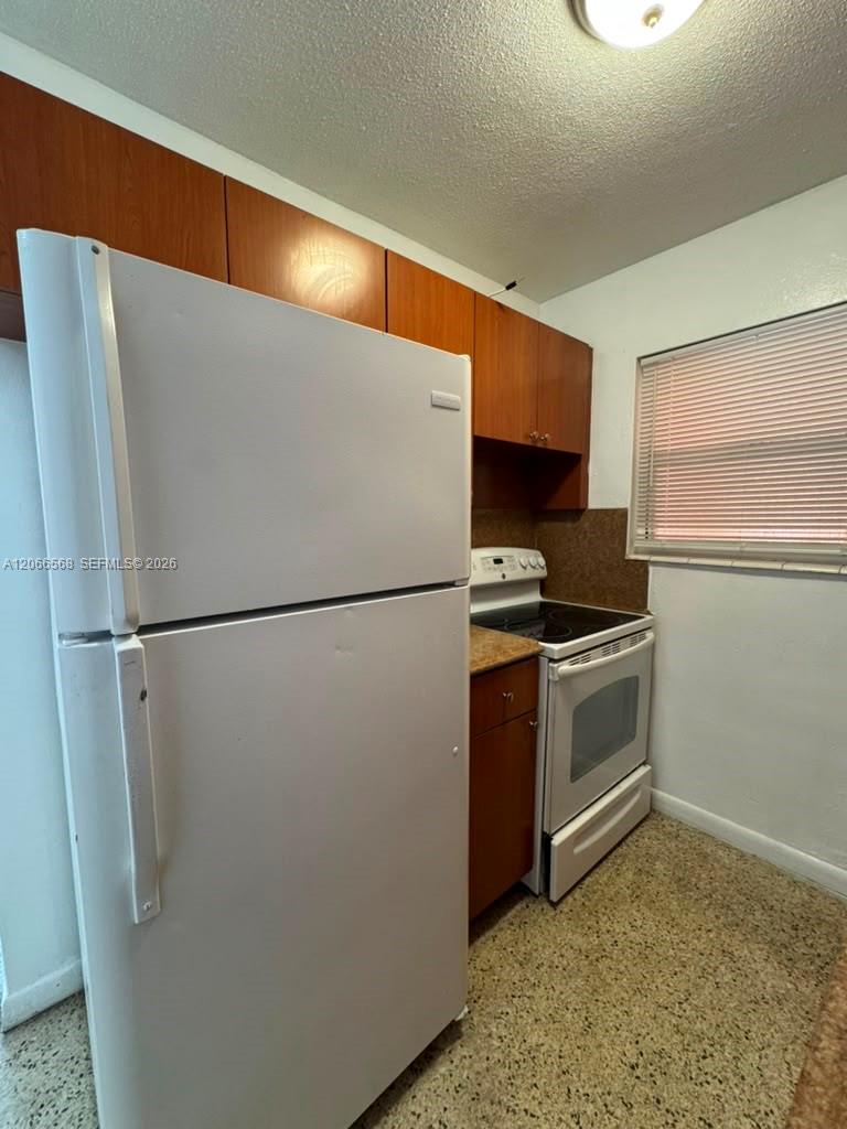 735 W 15th Street 4 Property Photo 8