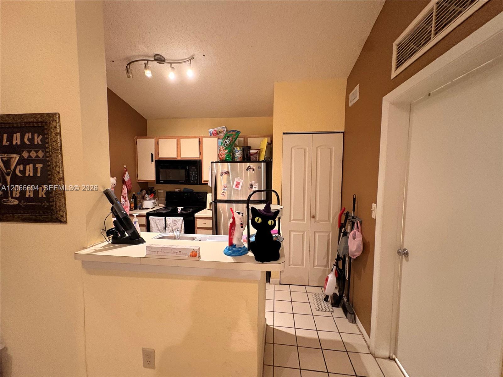 2880 N Oakland Forest Drive 313 Property Photo 7