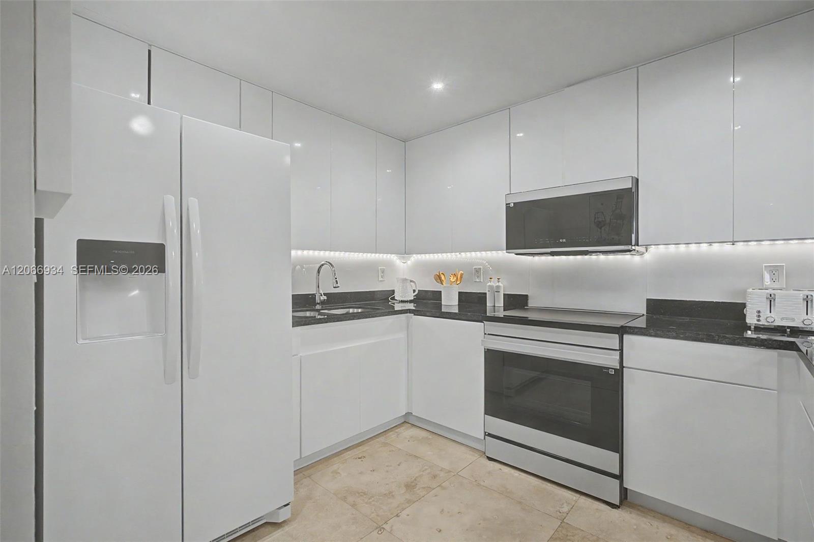 2301 Collins Avenue 908 Property Photo 10