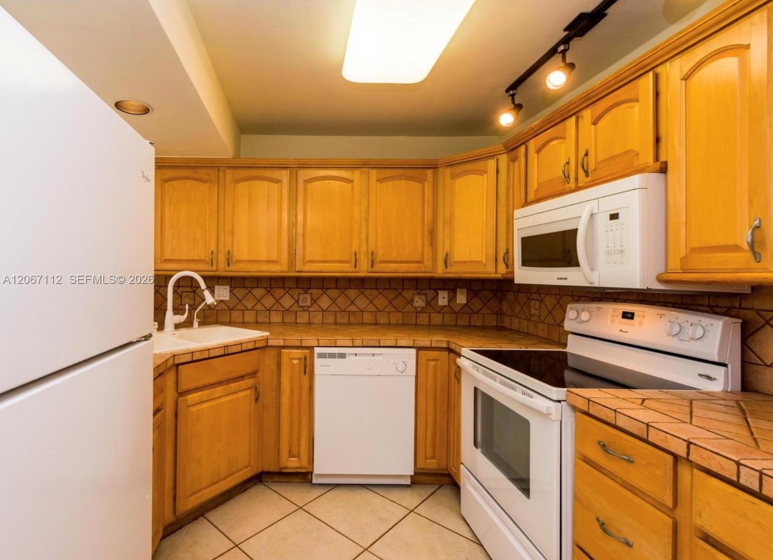 2049 S Ocean Drive 806 Property Photo 6