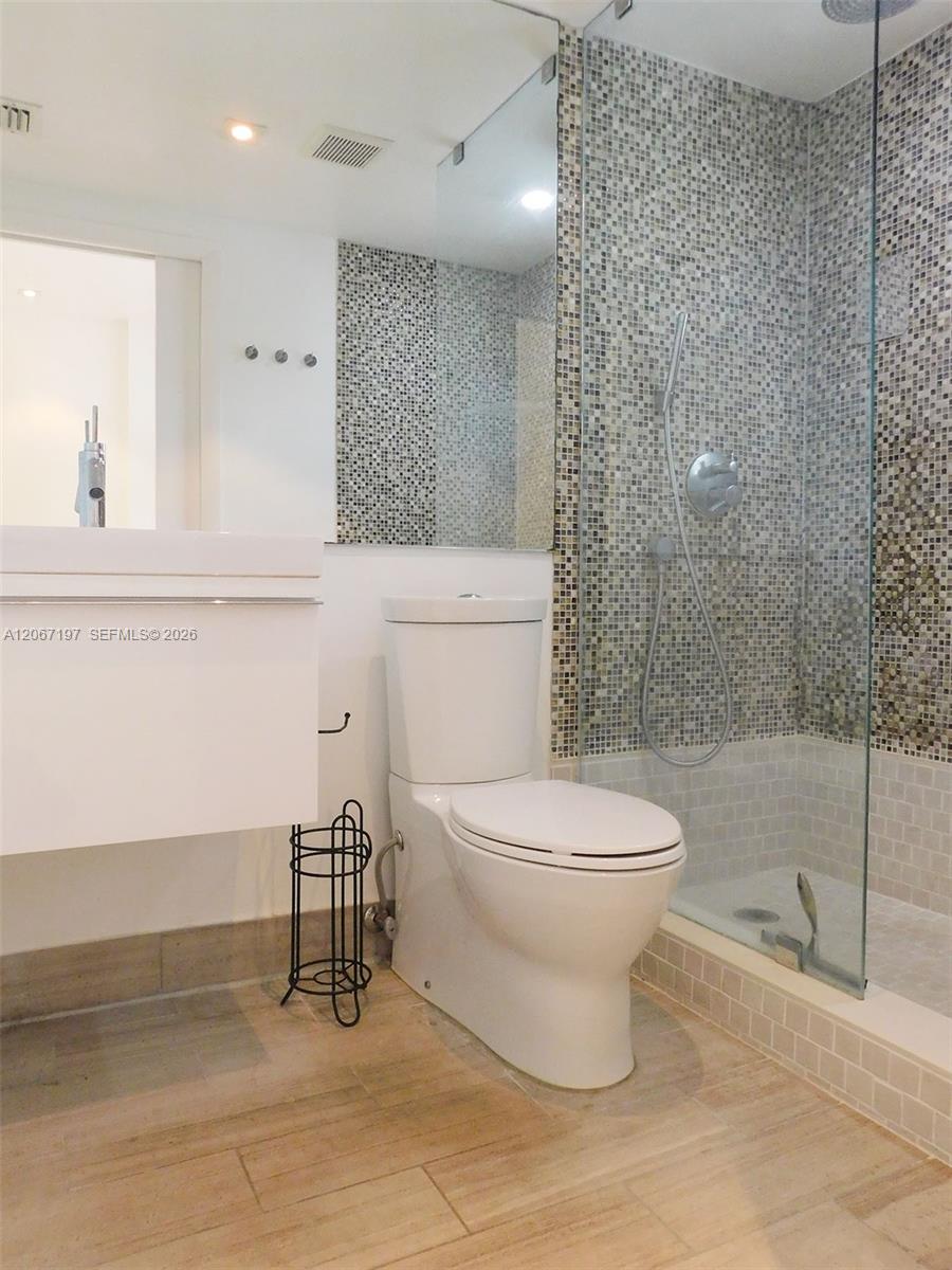 4812 Pine Tree Drive 206 Property Photo 18