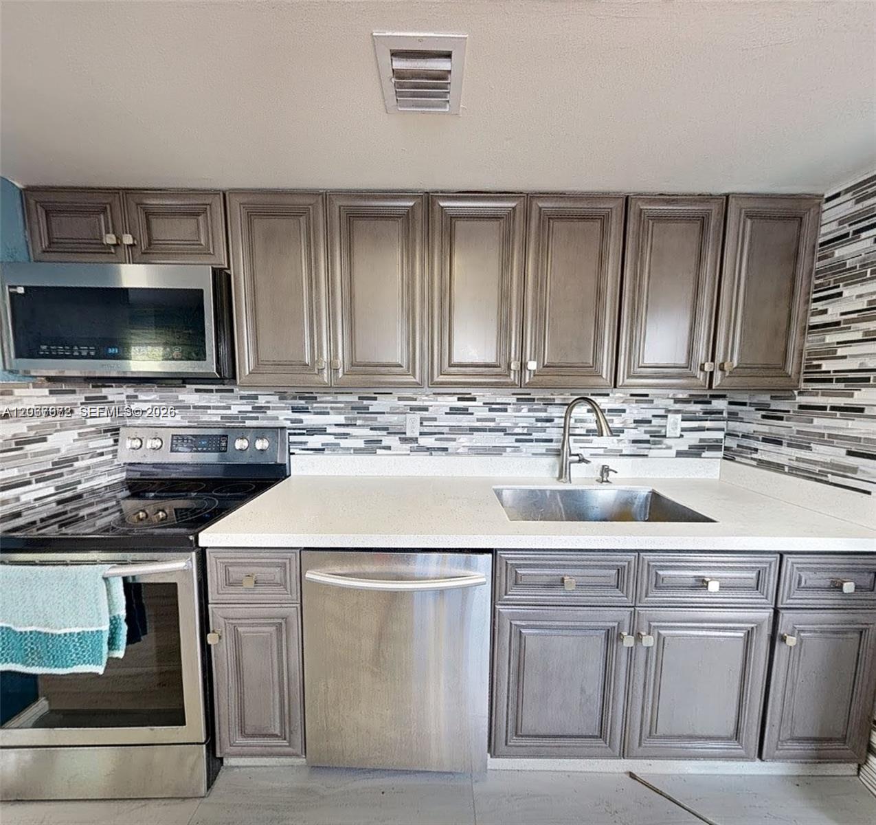 2411 Thomas Street Property Photo 6