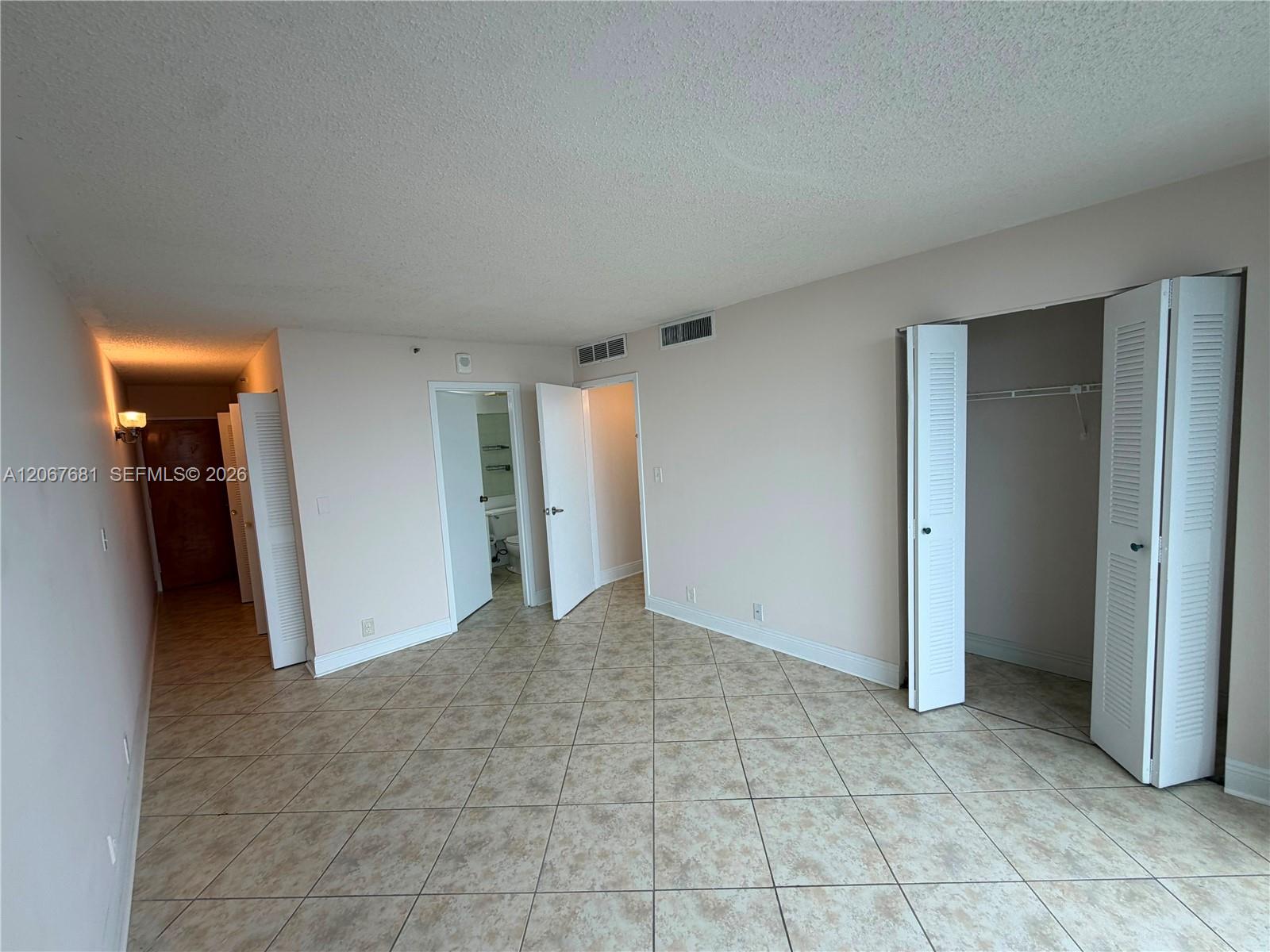 7601 E Treasure Drive 2007 Property Photo 11