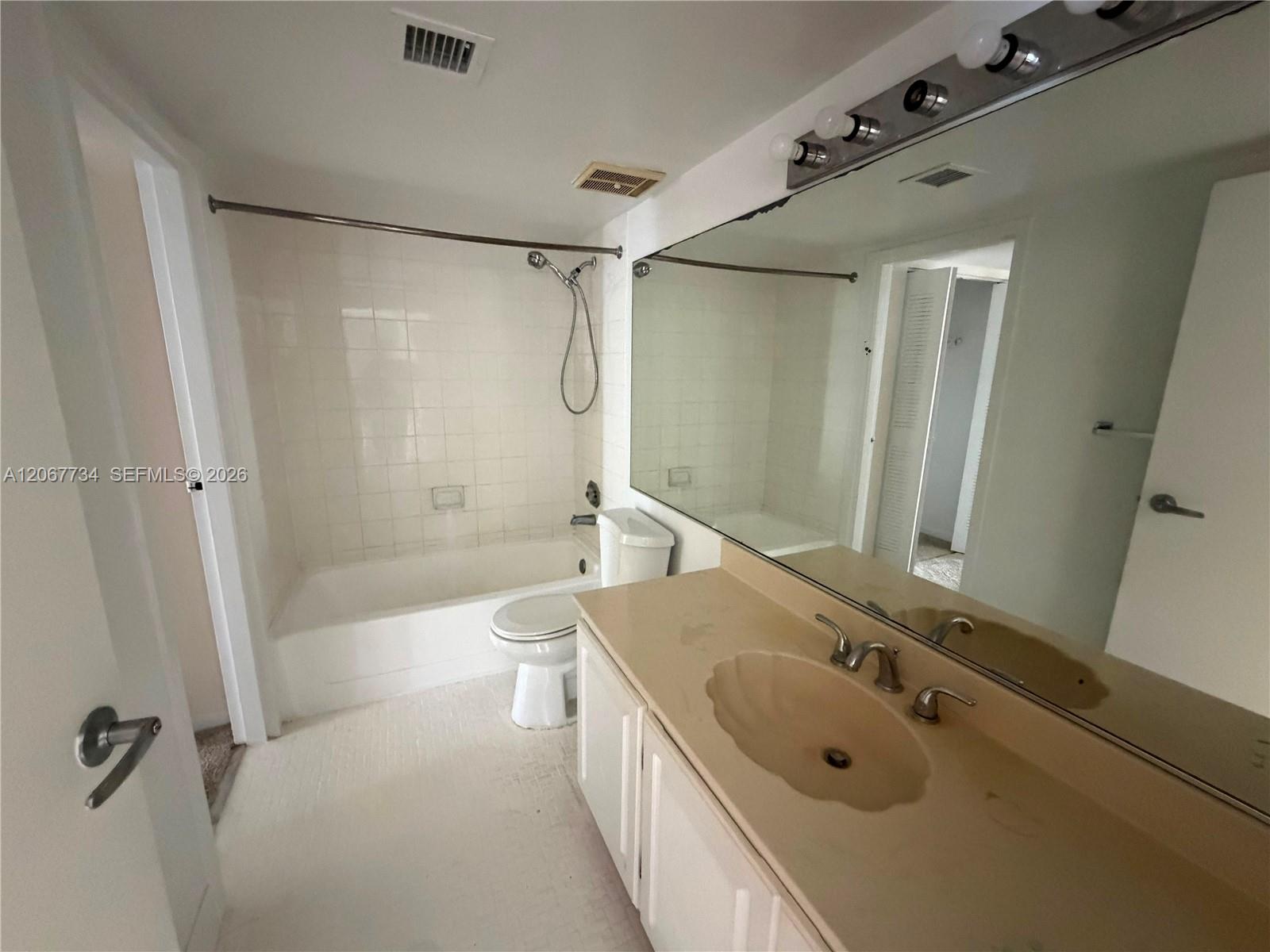 7601 E Treasure Drive 2220 Property Photo 5