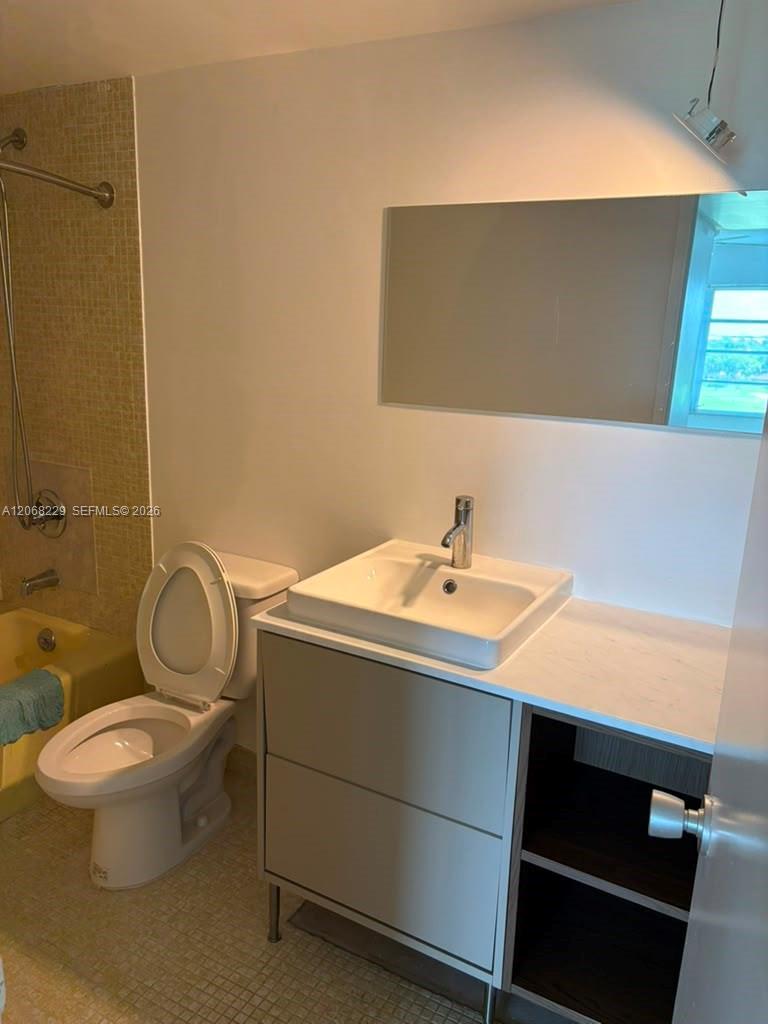 3050 N Palm Aire Drive 707 Property Photo 14