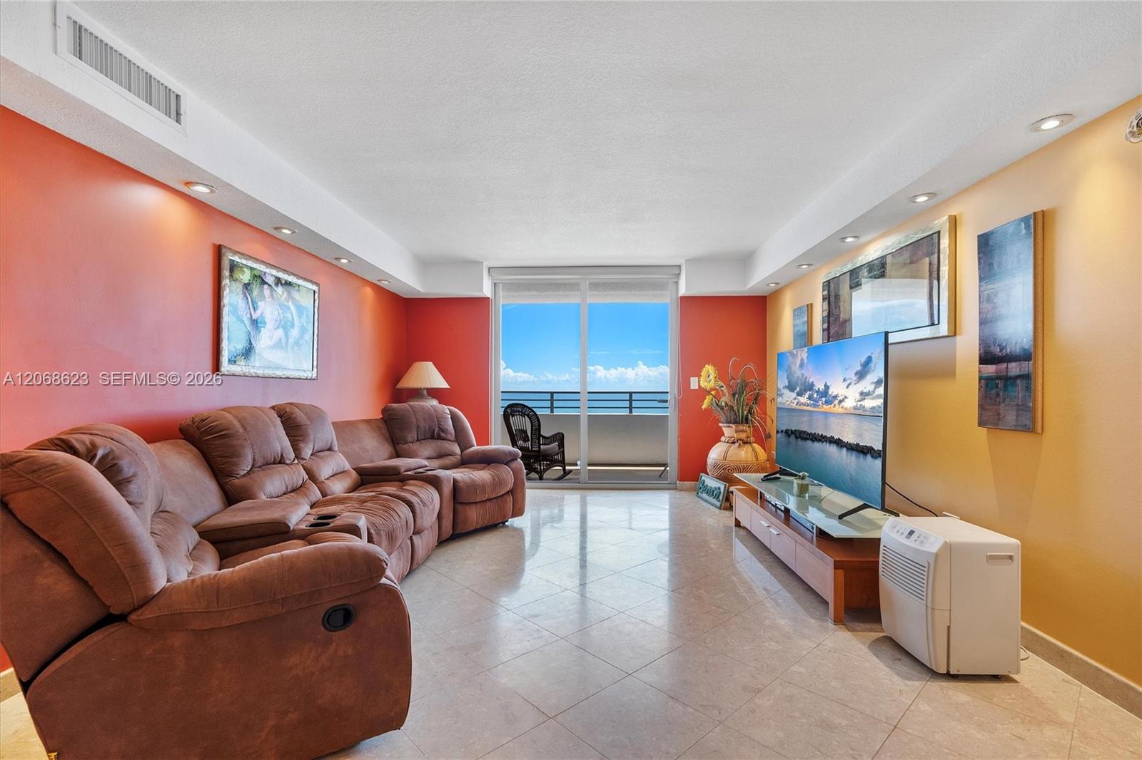 5555 Collins Avenue 10k Property Photo 3
