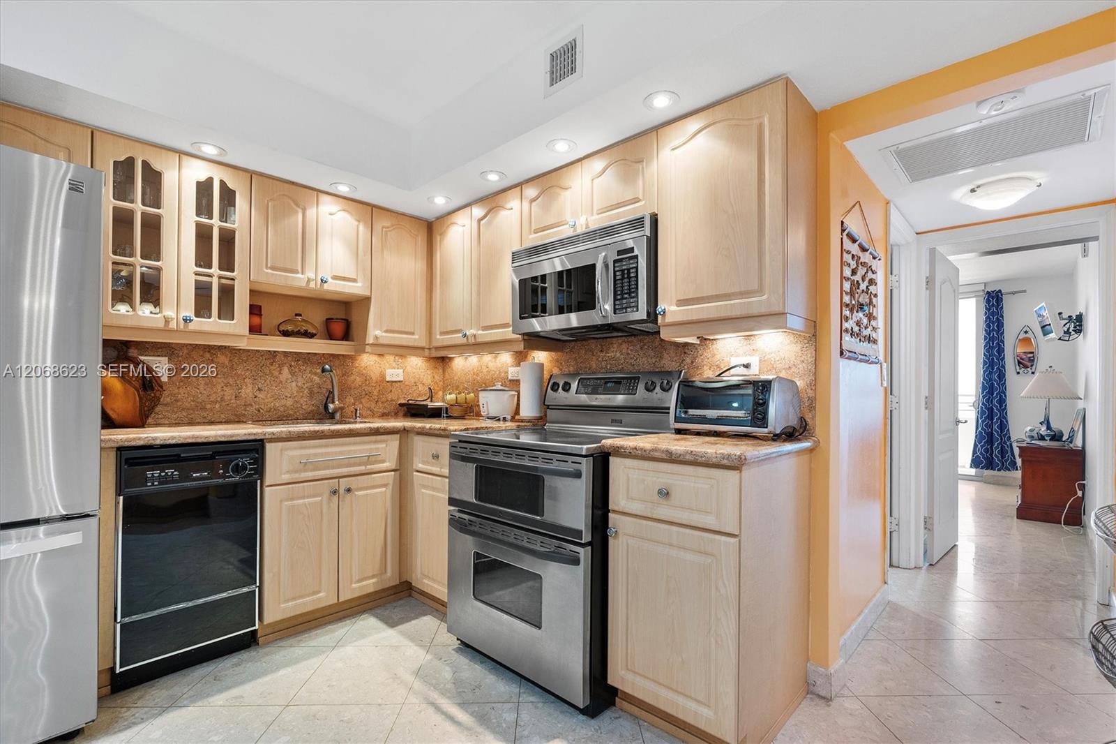 5555 Collins Avenue 10k Property Photo 7
