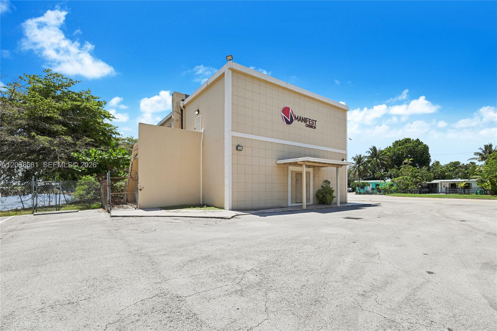 680 Superior Street Property Photo 4