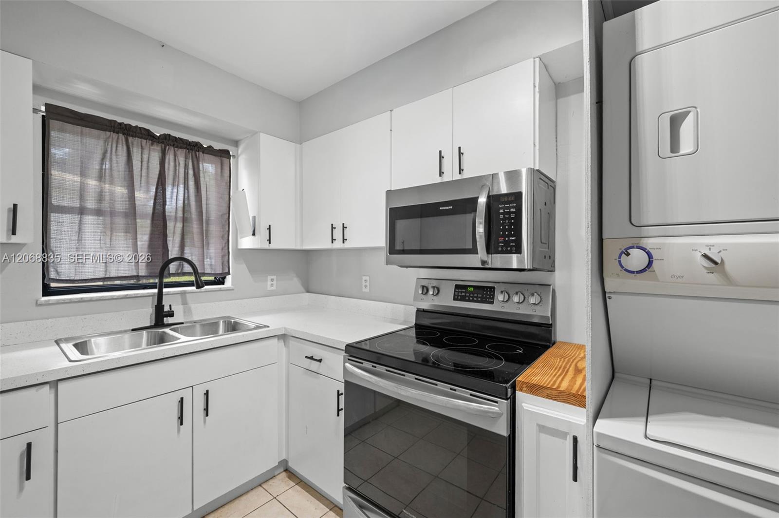 3317 Ne Jeannette Drive . Property Photo 1