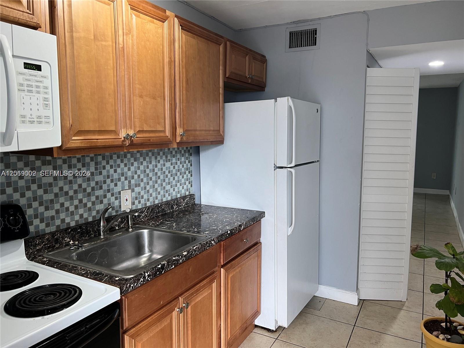 1610 Lenox Avenue 409 Property Photo 3