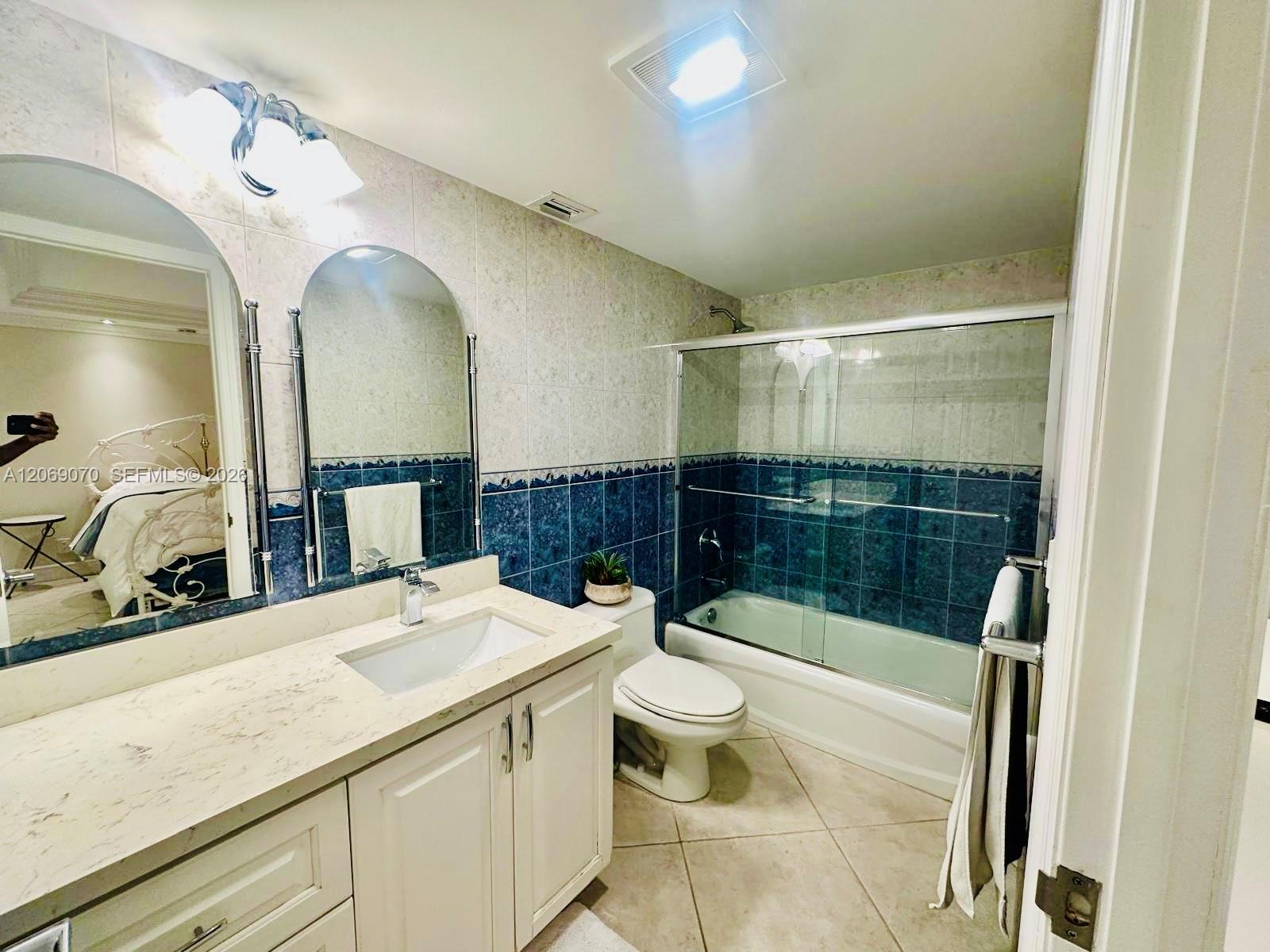 2555 Collins Avenue 704 Property Photo 9