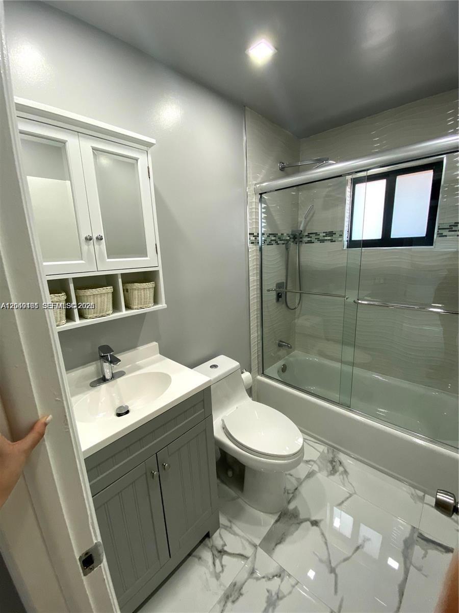 547 E 15th Street A Property Photo 6