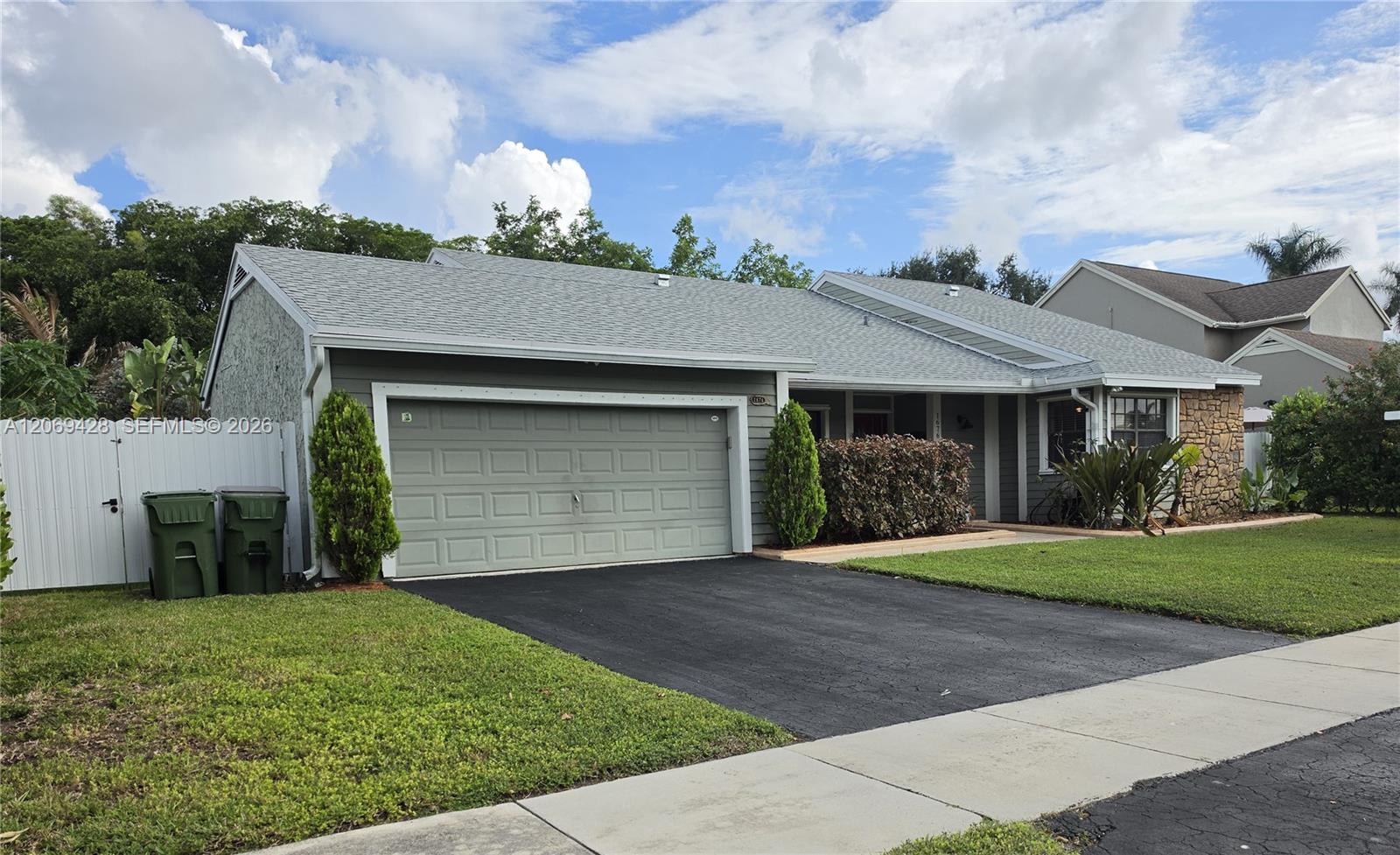 1676 S Goldeneye Lane Property Photo 1