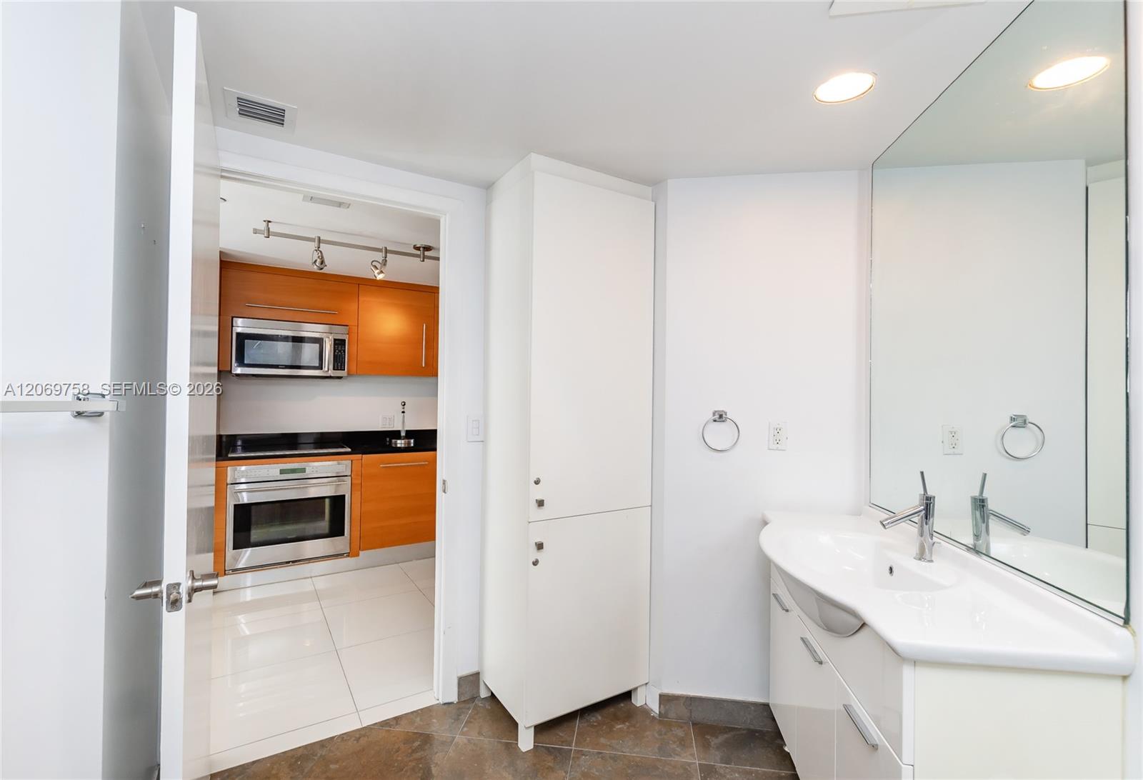 475 Brickell Avenue 2908 Property Photo 13
