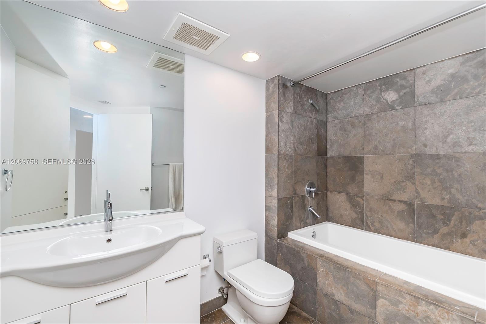 475 Brickell Avenue 2908 Property Photo 14