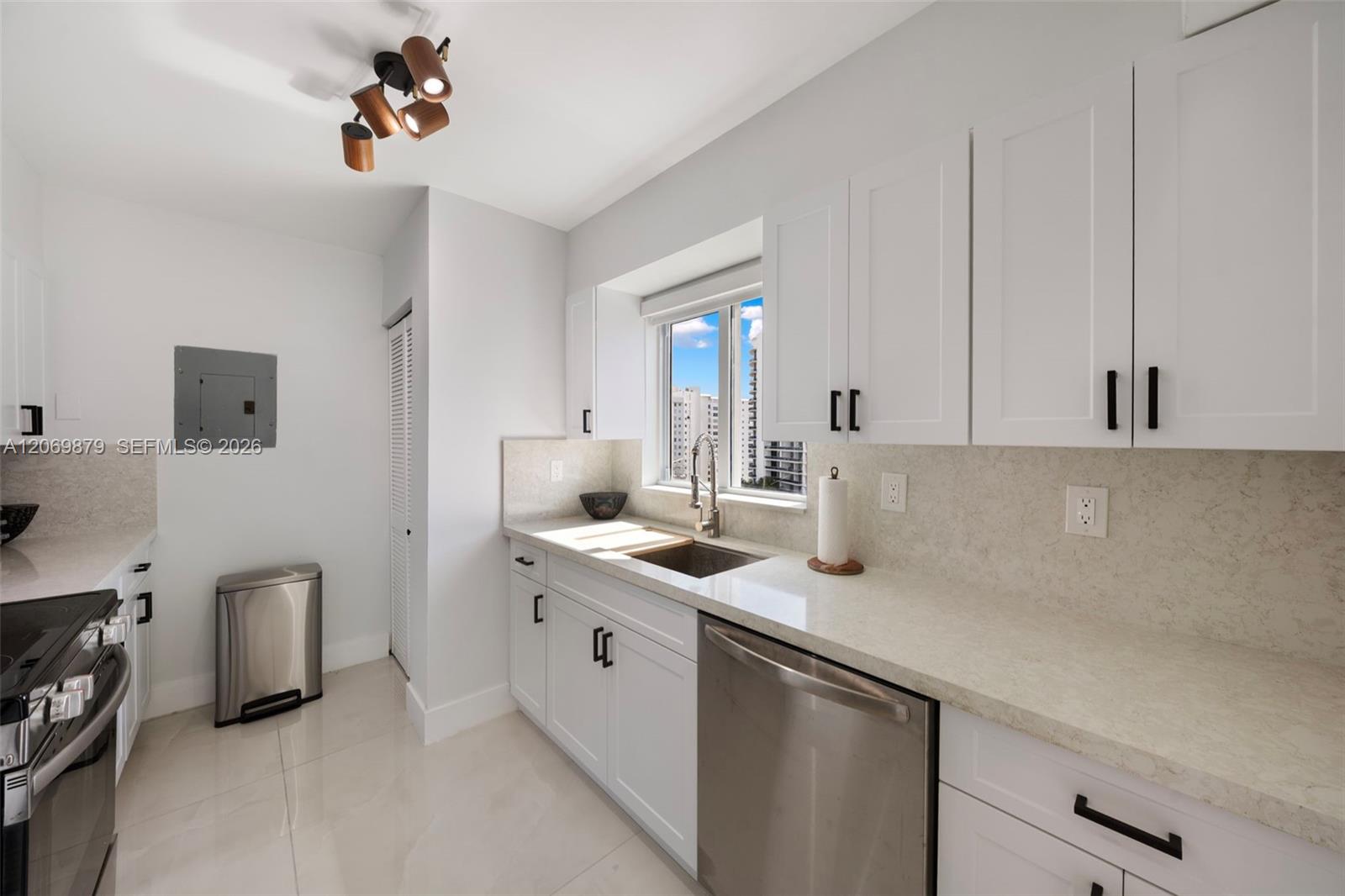 5900 Collins Avenue 1204 Property Photo 12