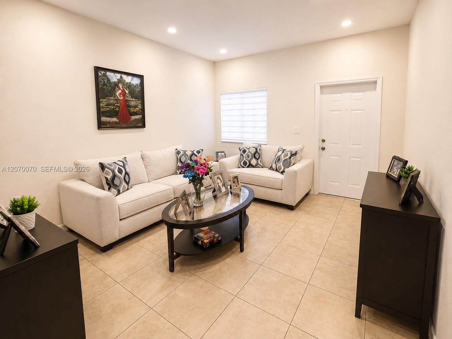 A12070070 Property Photo 2