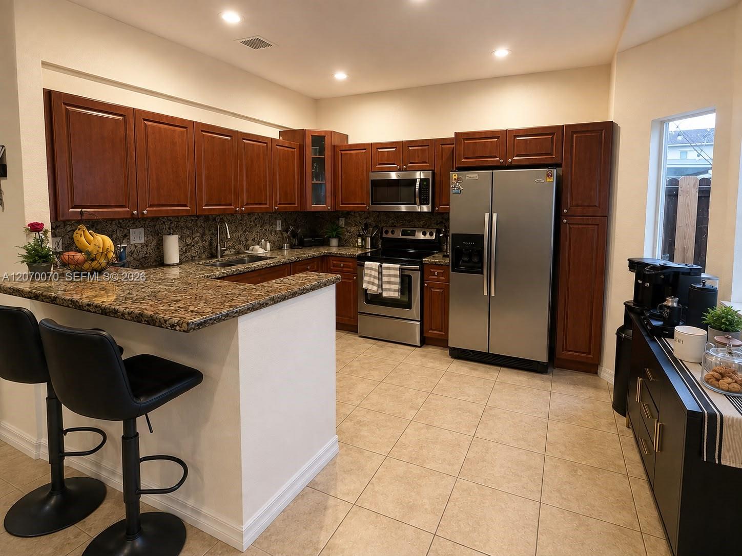 A12070070 Property Photo 4