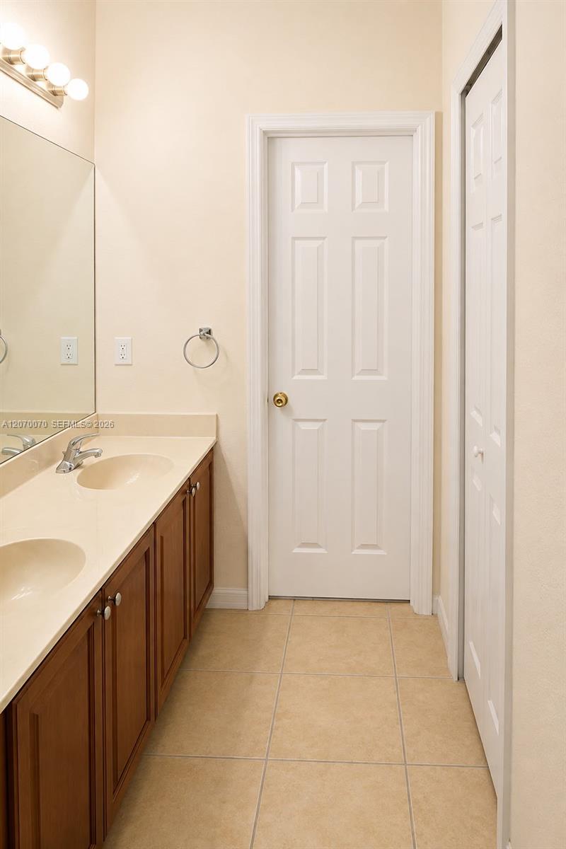 A12070070 Property Photo 12