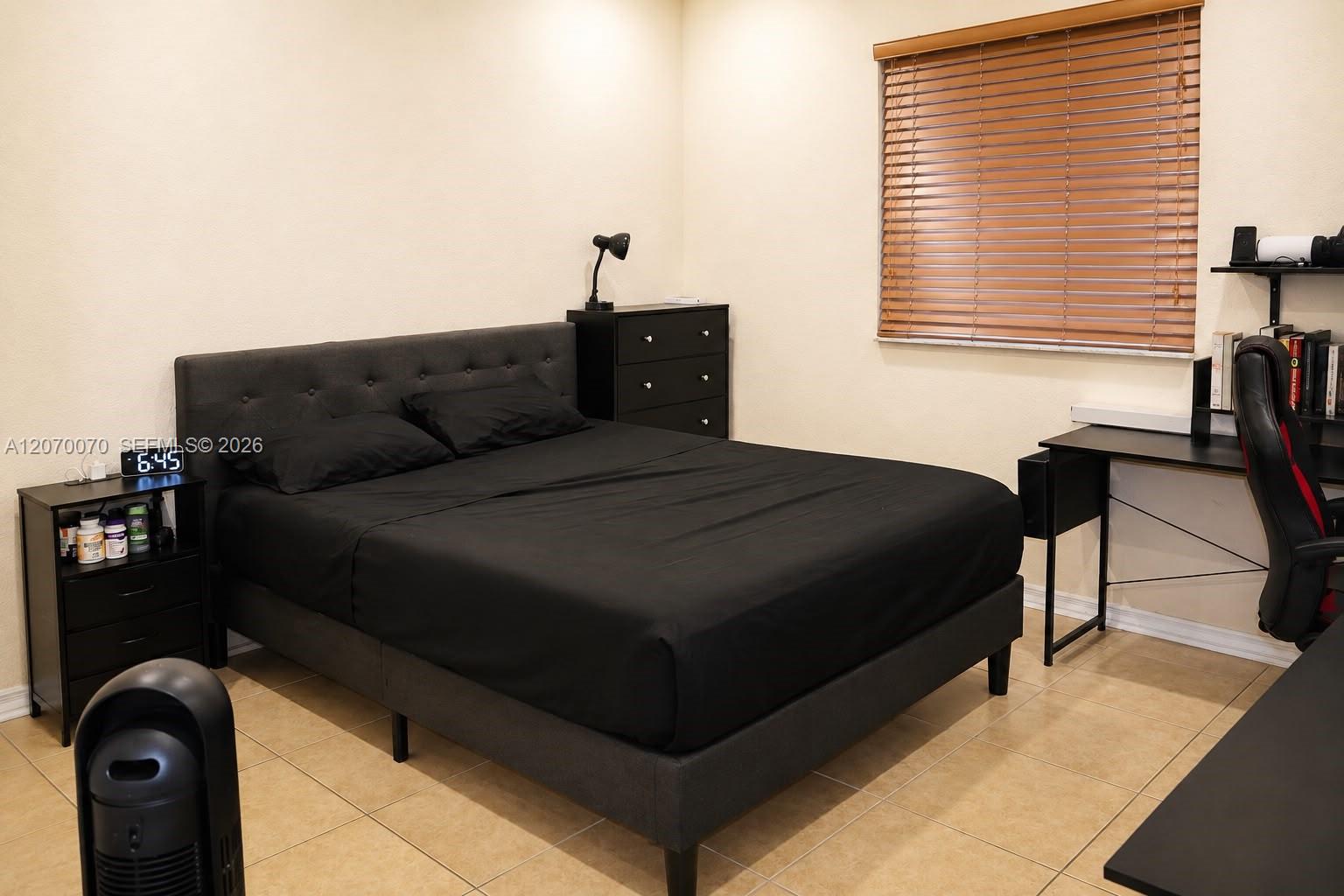 A12070070 Property Photo 15