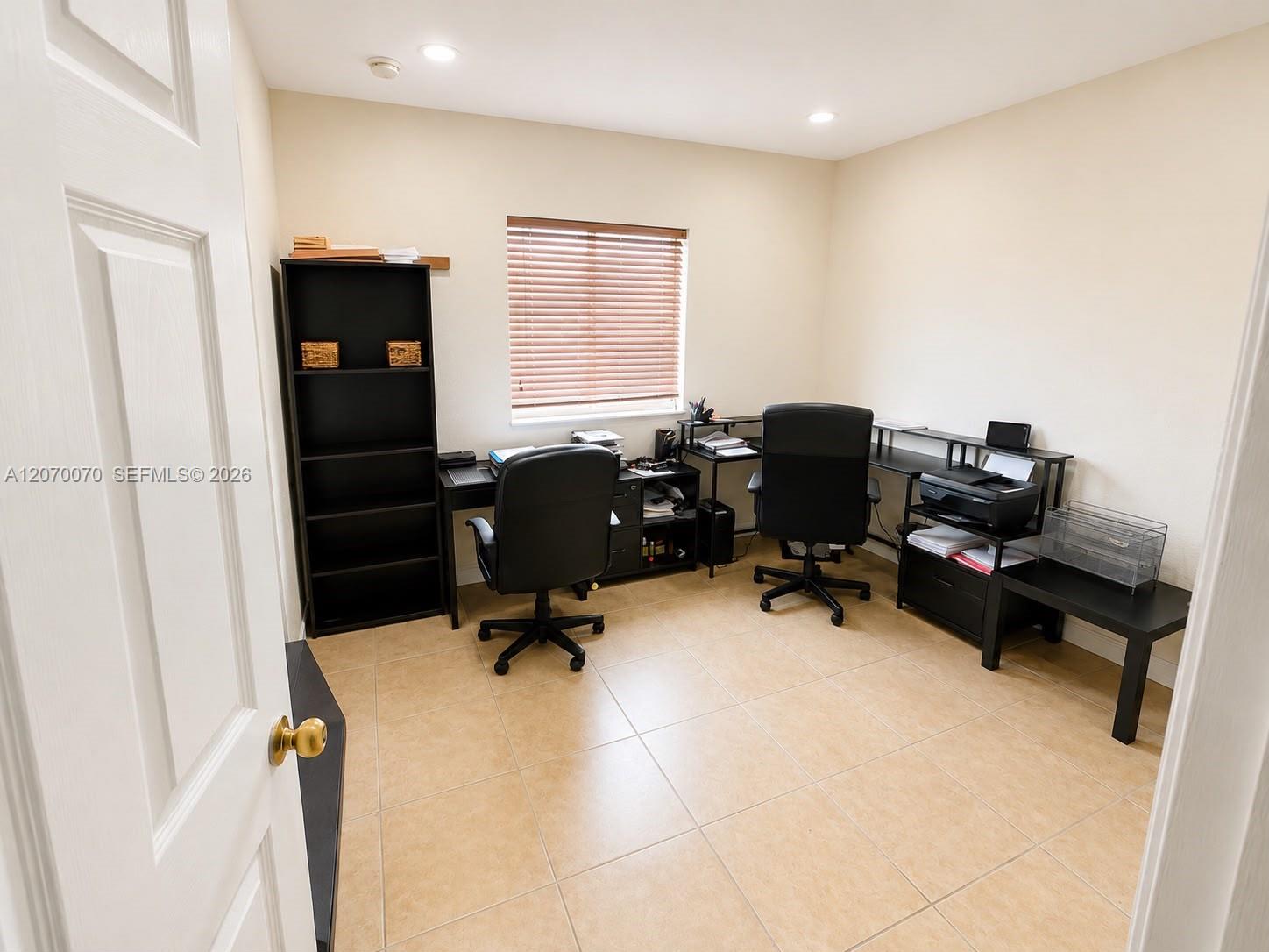 A12070070 Property Photo 16
