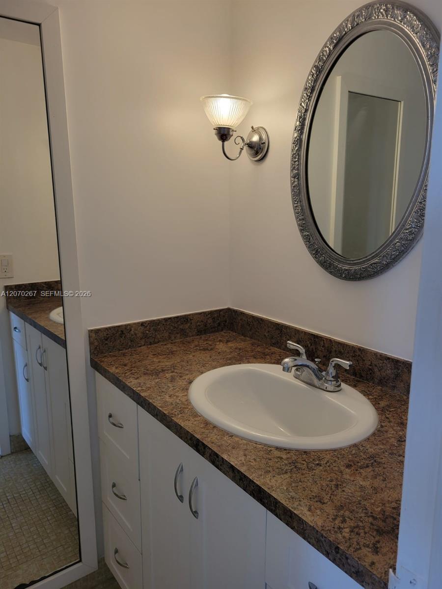 7620 Carlyle Avenue 604 Property Photo 17