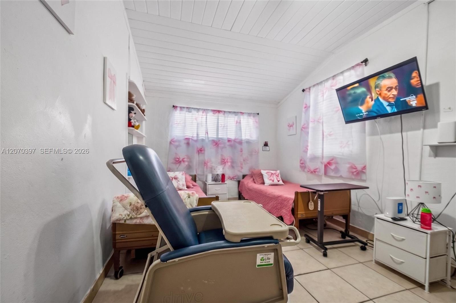 A12070397 Property Photo 2