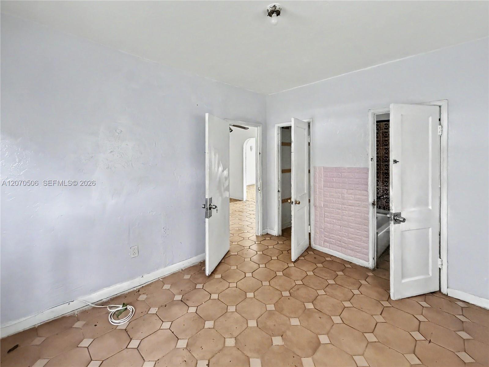 A12070506 Property Photo 8