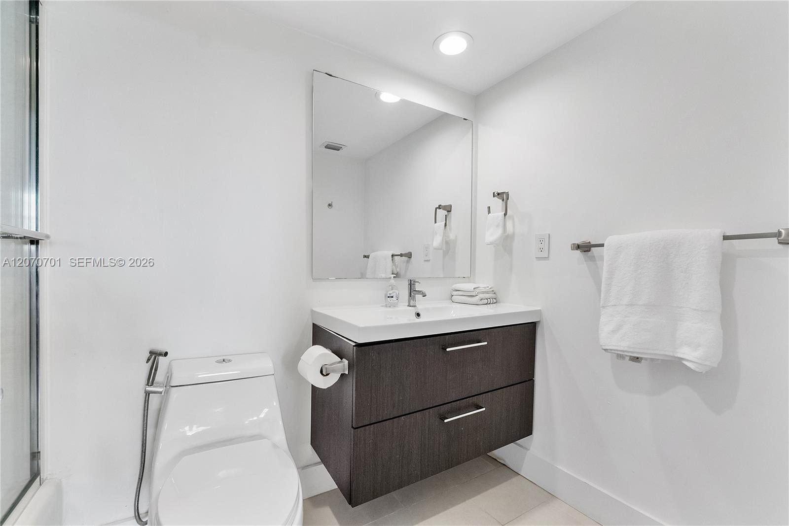 90 Edgewater Drive 917 Property Photo 12